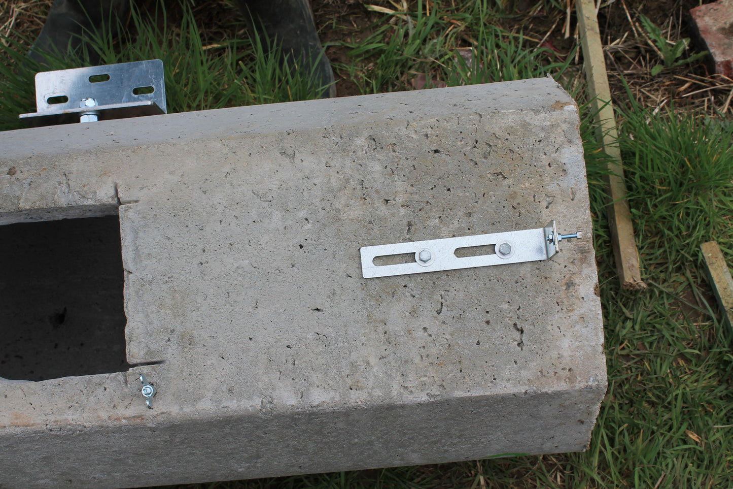 Beton-Fallenelement mit montierter Metall-Verbindungsschiene und Aussparung für Technikmodul oder Deckel.