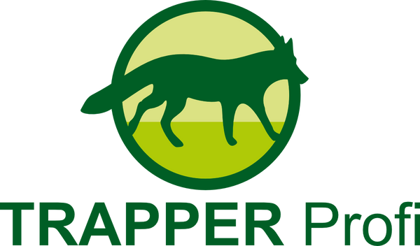 Das Logo von Trapper Profi zeigt einen stilisierten grünen Fuchs, der von links nach rechts läuft. Die Silhouette ist in einen zweifarbigen Kreis eingebettet – oben hellgrün, unten leuchtend grün. Unterhalb befindet sich der Schriftzug „TRAPPER Profi“ in kräftigem Dunkelgrün. Das Logo symbolisiert Wildtiermanagement, Naturverbundenheit und professionelle Revierarbeit.