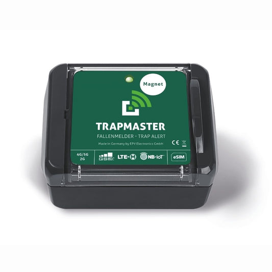 Elektronischer Fallenmelder TRAPMASTER mit grünem Etikett, auf dem „Magnet“ steht. Das Gerät verfügt über ein kompaktes schwarzes Gehäuse und unterstützt Mobilfunkstandards wie GSM, LTE-M, NB-IoT sowie eSIM. Die Status-LED ist gut sichtbar im oberen Bereich integriert.