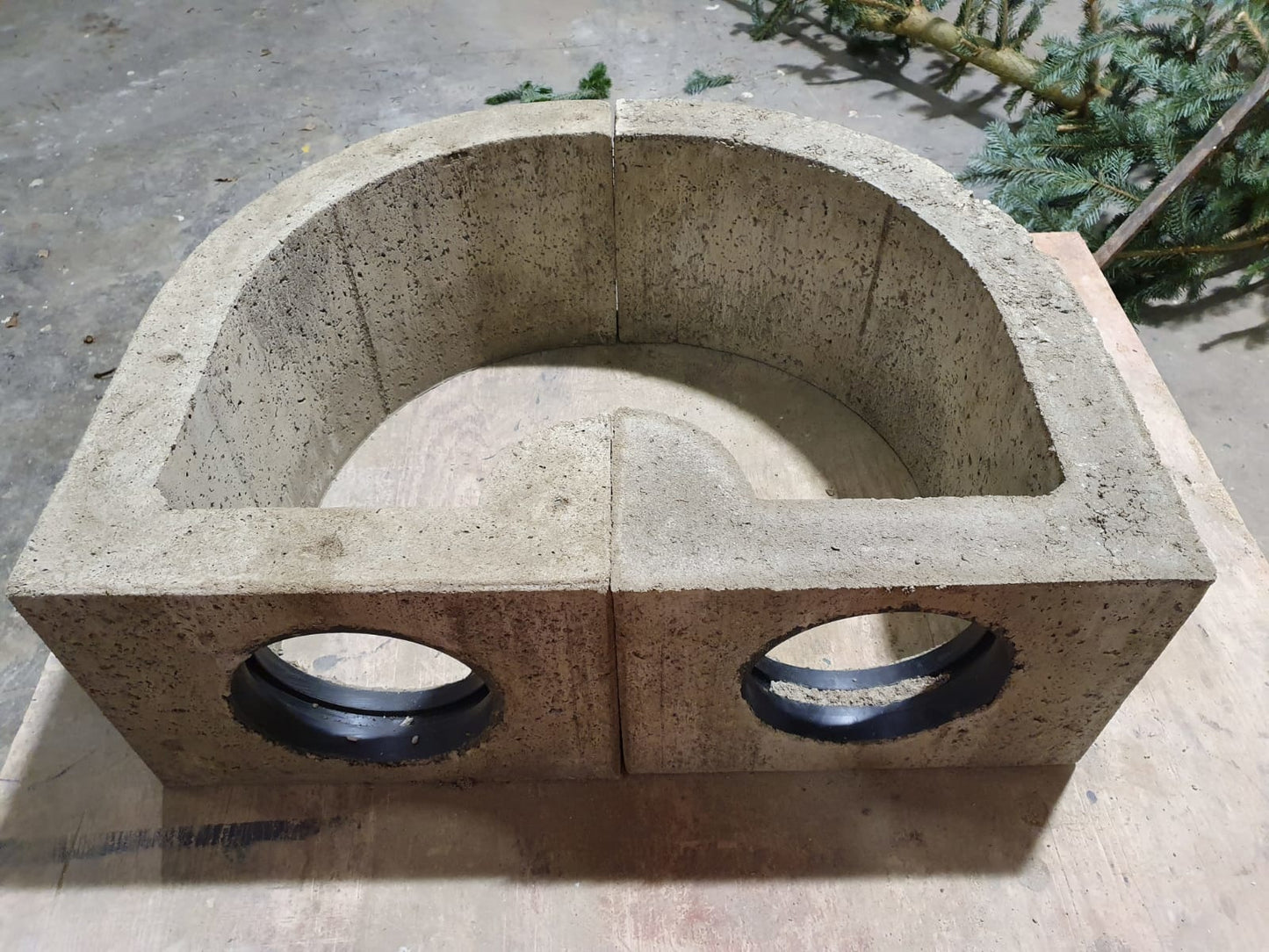 T-Verteiler aus Beton mit drei Rohranschlüssen – Modul für stationäre Wildfangsysteme.

