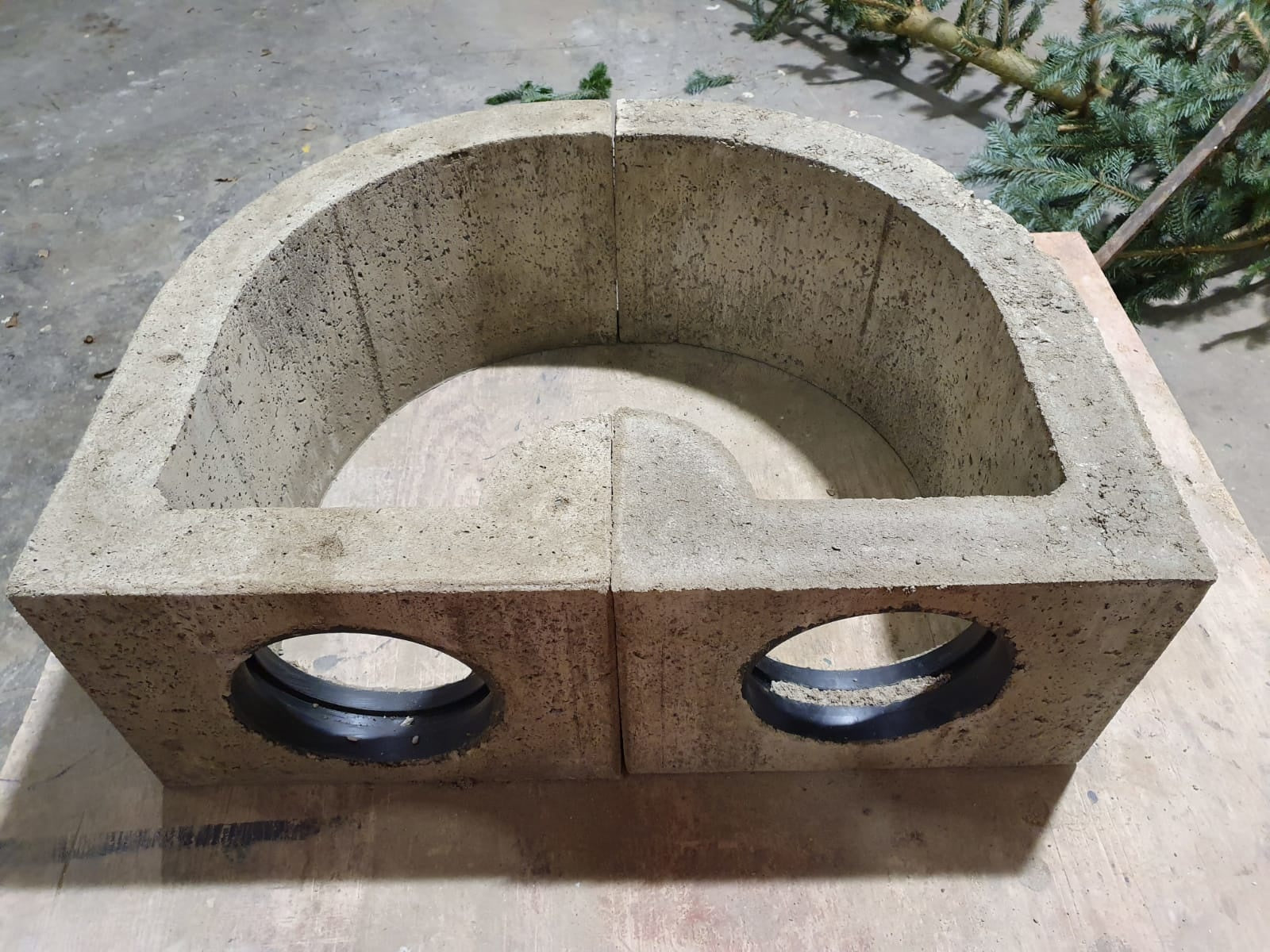 T-Verteiler aus Beton mit drei Rohranschlüssen – Modul für stationäre Wildfangsysteme.


